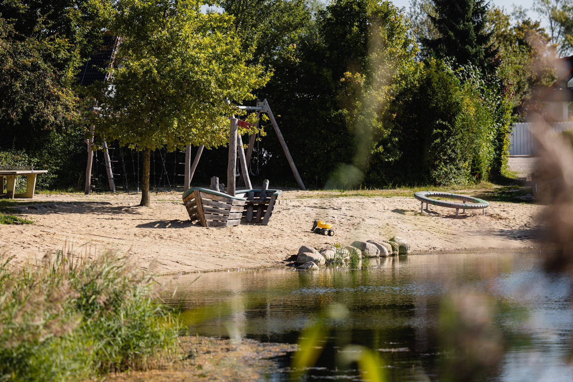 Strand und Spielplatz am See